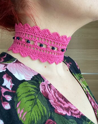 Różowy koronkowy choker szydełkowy, Księżycowa ćma
