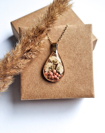 Wisiorek z żywicy łezka z białą gipsówką i ozothumnusem, Kwiat Paproci