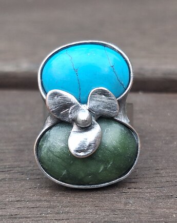 Z kwiatkiem - pierścionek regulowany, po drugiej stronie lustra