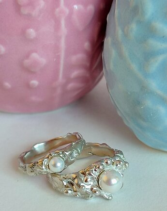 Drobny pierścionek rzeźbiarski ze srebrną oprawą i perłą, Agata Blaszkowska Jewelry