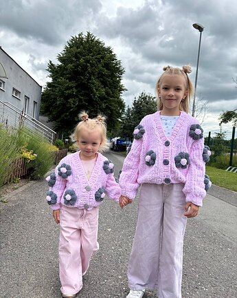 Sweterek dziecięcy z kwiatami 3D, OKSI_KNIT