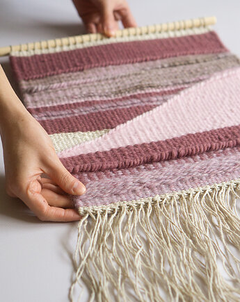 Abstrakcyjny gobelin ścienny w odcieniach różu i fioletu, Natela Weawes