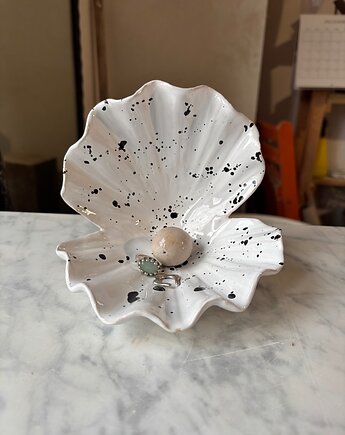 Ceramiczna Podstawka na Biżuterię Muszla Skarbiec Dalmatyńczyk, Maison Fragile