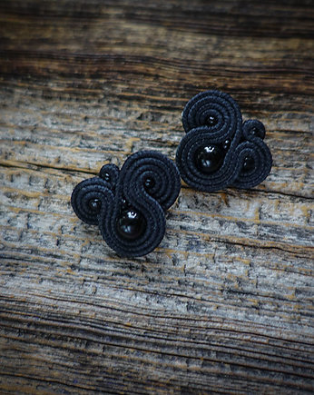 Małe , czarne, eleganckie kolczyki sutasz, Mró Soutache