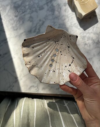 Ceramiczna Mydelniczka z Odpływem Muszelka Muszla Biała w Czarne Ciapki, Maison Fragile