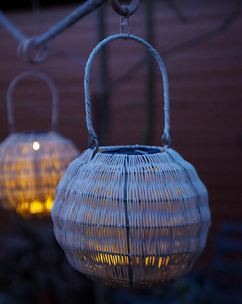 Okrągły lampion solarny wiszący- 2 rozmiary, rattan FSC, Lillys Stories