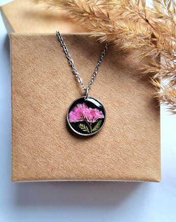 Wisiorek z żywicy z suszonymi kwiatami różowej gipsówki srebrny, Kwiat Paproci