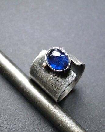 Pierścień Kianit ze złotą kulką, Memero