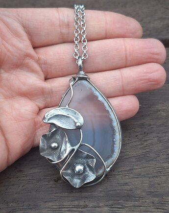 Szary - wisiorek, po drugiej stronie lustra