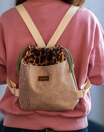 Welurowy mini plecak z kominem panterka, raspberi