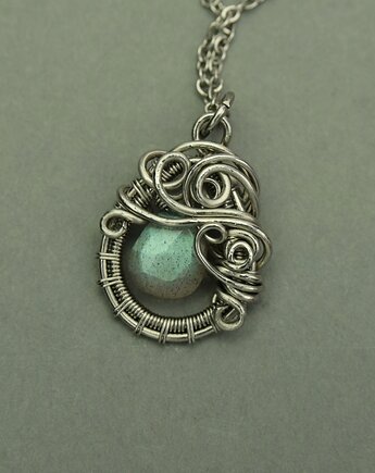 Mały wisiorek labradoryt wire wrapping, Agata Rozanska