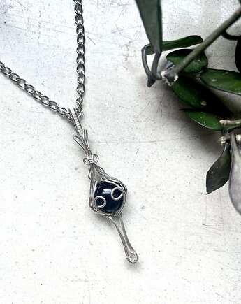 Elegancki wisiorek z czarnym onyksem miedź srebrzona, wired.stories