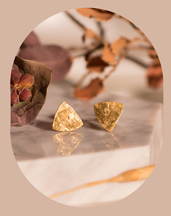 Małe kolczyki trójkąty Reuleaux złote z fakturą - sztyfty, Fox and Jewelry
