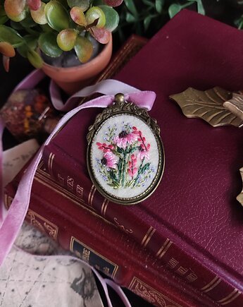 Haftowana zawieszka z kwiatami