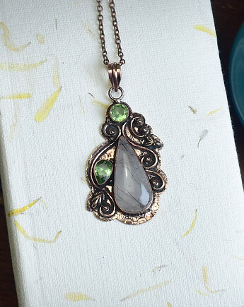Miedziany ozdobny wisiorek z kwarcem rutylowym i peridotem, Spirit Of Copper