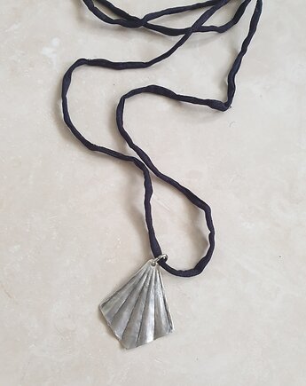 Wisior ORIGAMI mały wachlarz, czarna jedwabna wstążka, modesign