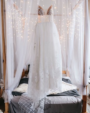 Suknia ślubna z organzy i koronkowymi aplikacjami // VICTORIA, Lucky Dress Atelier