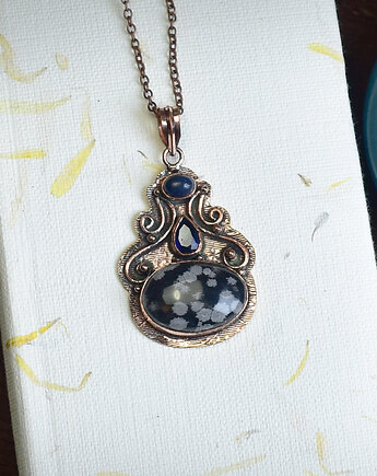 Miedziany ozdobny wisiorek z obsydianem śnieżnym, lapisem lazuli i tanzanitem, Spirit Of Copper