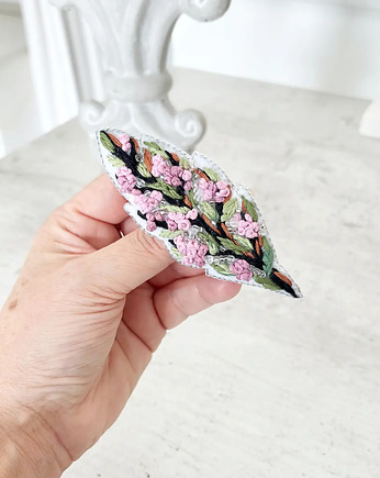 Broszka KWIAT 17 ręcznie haftowana przypinka z koralikami, HAART