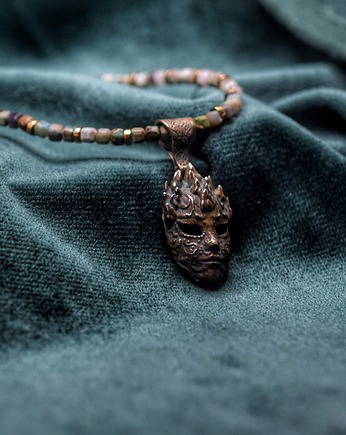 Naszyjnik na kamieniach z wisiorkiem z brązu (To nie jest karnawał), Biżuteria z Myśli Odlana