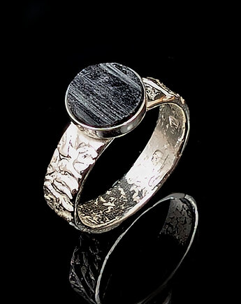 Pierścionek Srebrna kora z czarnym turmalinem, Pracownia Neores