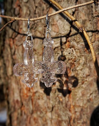 Kolczyki wiszące z żywicy srebrny brokat heraldyczna lilia FLEUR DE LIS, Wylewnia Twórczości