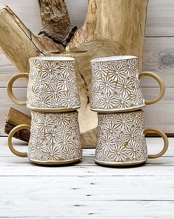 Rustykalny kubek w stokrotki