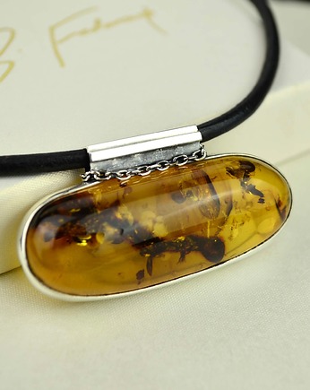 Naszyjnik z bursztynem i srebrem na rzemieniu, Barbara Fedorczyk