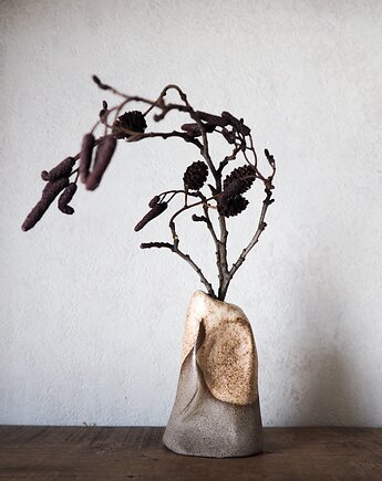 Mały wazon szaro-beżowy, drobne sztuki