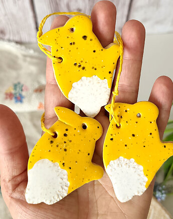 Żółte zajączki z ceramiki - zestaw dekoracji na Wielkanoc, 10FingersArt