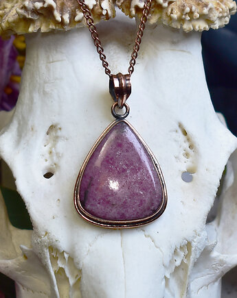 Miedziany wisiorek z rodonitem w prostej ozdobnej oprawie, Spirit Of Copper