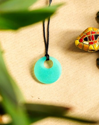 Turkusowy okrągły wisiorek świecący w ciemności i UV handmade 2,5 cm, Akrylove art