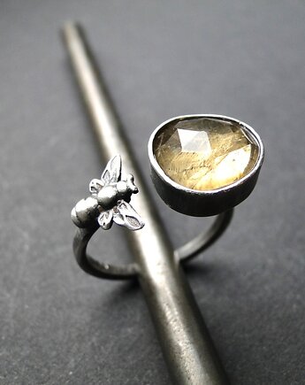 Rezerwacja-pierścień z cytrynem i pszczołą, Memero