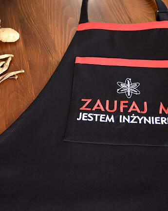 Fartuch Kuchenny CZARNY bawełniany haftowany ZAUFAJ MI, JESTEM INŻYNIEREM, Wyszywane