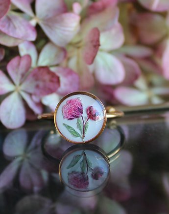 Złoty pierścionek różowa gipsówka suszony kwiat, zkwiatem