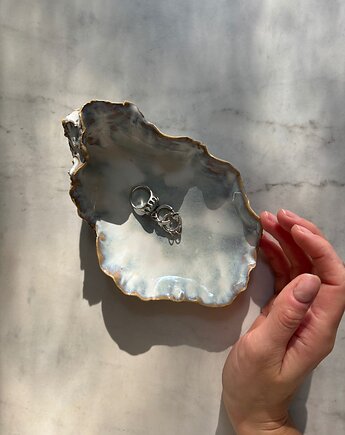 Ceramiczna ostryga na obrączki, kolczyki, palo santo i drobne pamiątki, Maison Fragile