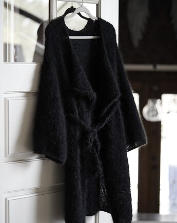 BlackVelvet Kimono, Karolina Herra