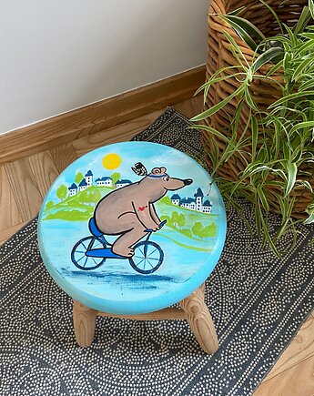 Ręcznie malowany stołek dziecięcy - Miś na rowerze - pamiątka na lata, Misty Art Studio