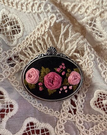 Ręcznie haftowana broszka "Bukiet róż ", ReinerArt