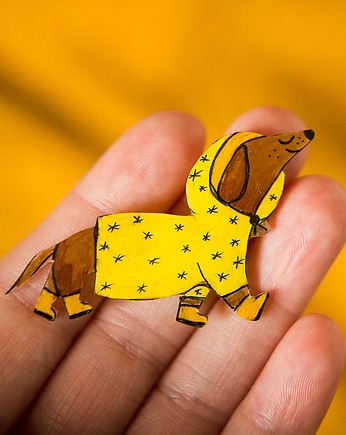 Przypinka jamnik Tadeusz, Pintura