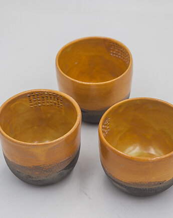 Czarka żółta z tarką, błotko. pracownia ceramiki