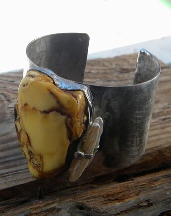 Wielki bursztyn mleczny z perłami  -  bransoleta mankiet CUFF, Beata Trotter