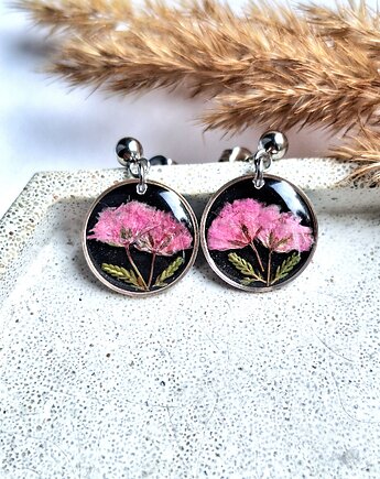 Kolczyki z suszonymi kwiatami różowej gipsówki na czarnym tle srebrne, Kwiat Paproci