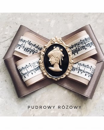 Brosza Cappuccino z Damą Kameliową NEW, Pudrowy Różowy