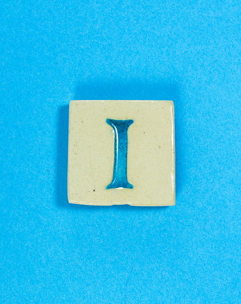 Ceramiczny magnes, niebieska literka I, M.J
