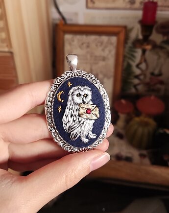 Haftowany wisiorek z sową, Czarownicze Hafty