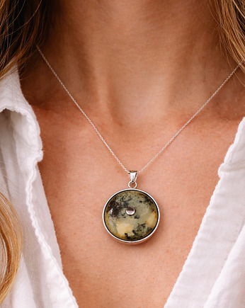 Matowy naszyjnik z bursztynem czarno-białym - Zawieszka bursztynowa - Bursztyn, Amber Charm