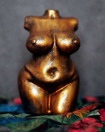 Duża kobieta w metalicznym złocie ognistym, 14 cm, rzeźba z gipsu, JBJart Justyna Jaszke