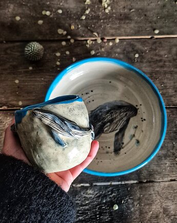 Zestaw śniadaniowy talerz i czarka, wieloryb ręcznie malowany, Humbak, Fiona Ceramics
