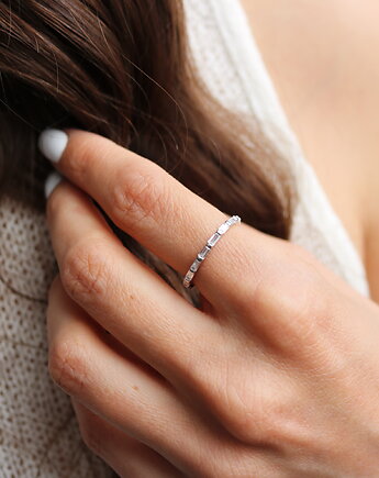 Pierścionek obrączka ozdobiona cyrkoniami- srebro 925, Coccola JEWELLERY
